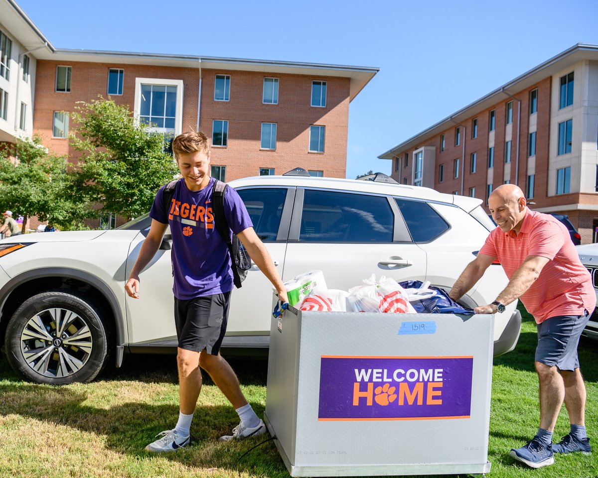 ClemsonUniv's tweet photo. Welcome Home. 🧡 https://t.co/ZHq9MSBJpV