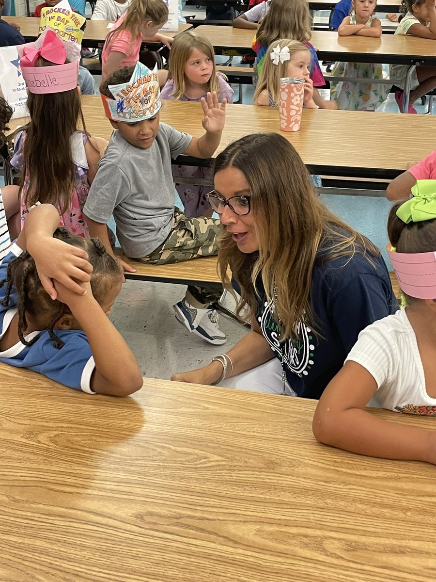 chief_officers's tweet photo. Principal Brandy Holley helping our youngest @SouthernStars23 learn all about cafeteria routines on this first day of school! @2020msu @FCPSKY https://t.co/hYRH8W1QEM