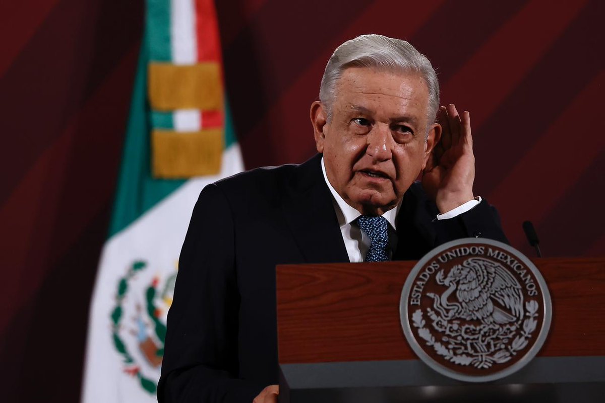 MrElDiablo8's tweet photo. En la mañanera se le pregunto al Presidente @lopezobrador_,   sobre el secuestro y asesinato de 5 muchachos en Lagos de Moreno, Jalisco, y dijo: “no oigo, no habló de la desaparición de los jóvenes”, mejor contó un chiste; la indiferencia, la ignorancia y los abrazos son sinónimos de destrucción de nuestra sociedad. 
Presidente @nayibbukele dé estrategias a los señores del gobierno mexicano para evitar más sangre.