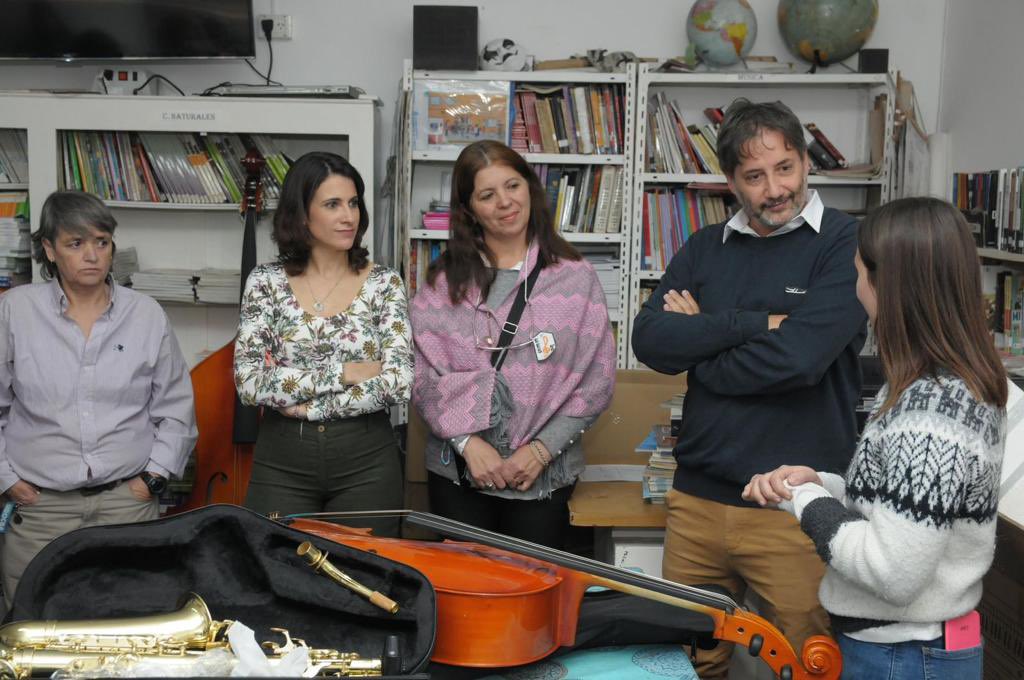AleAlegretti's tweet photo. Hoy en Chivilcoy, con la @Fundacionbapro, entregamos instrumentos musicales para la única escuela secundaria del municipio con orientación en Arte- Música. Los van a utilizar más de 300 estudiantes y sus docentes para formar nuevas bandas y orquestas!! https://t.co/oMmDSFCQsy