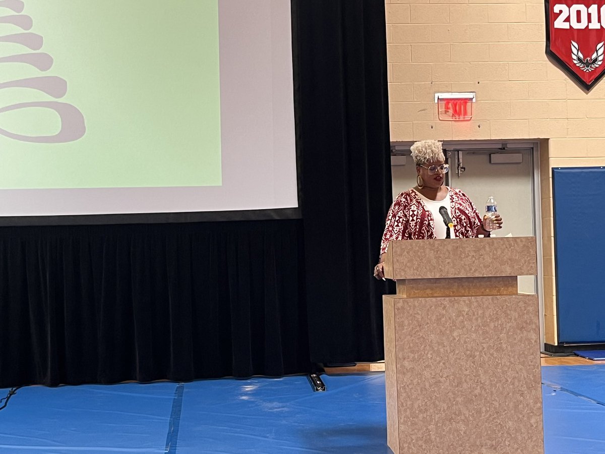 Teaching is not a solo endeavor. You need a squad. @DrCamikaRoyal sharing her wisdom with <a href="/PHLschools/">Philadelphia Schools</a> new hires during orientation. #phled