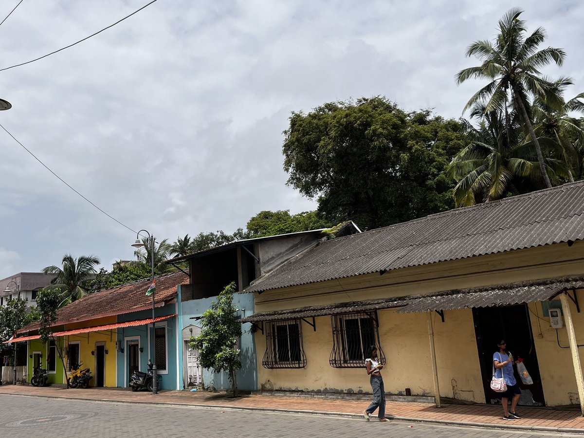PranavV's tweet photo. Even the buildings of #Daman are so full of life. https://t.co/nFcECdavZj