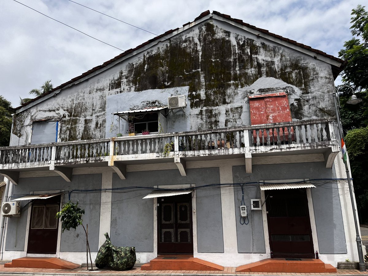 PranavV's tweet photo. Even the buildings of #Daman are so full of life. https://t.co/nFcECdavZj