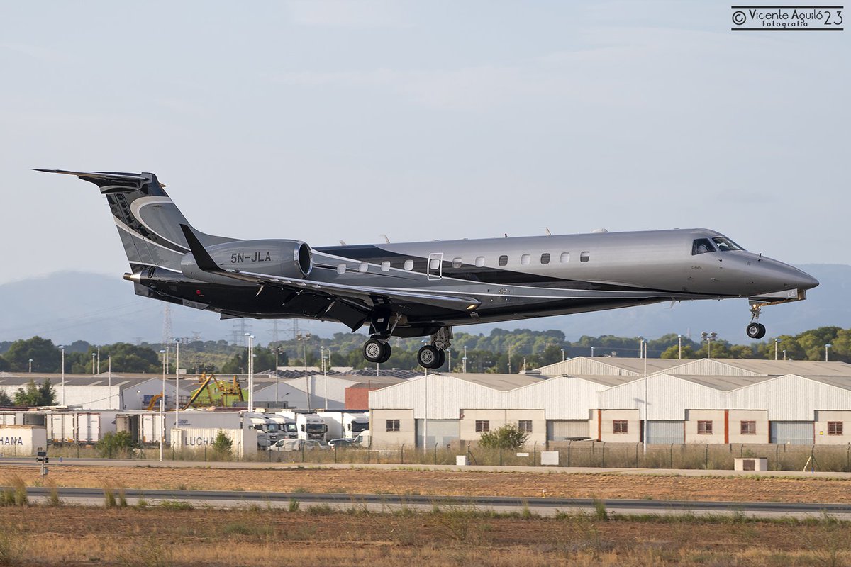 Un elegante avión privado "Embraer Legacy 600" aterriza en Valencia procedente de Lagos (Nigeria).
<a href="/VLCspotters/">VLCspotters ✈️</a> <a href="/aeroVLC/">Aeropuerto Valencia</a> <a href="/embraer/">Embraer</a> #E35L #DNMM #LEVC #5NLJA