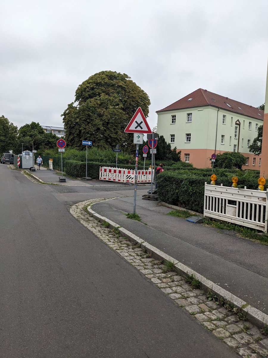 Habe ich etwas übersehen? Unvermittelt endet die Radroute stadtauswärts in der Gudehusstraße.

🚲-frei wäre wünschenswert. Umleitung über Reiker Straße oder Marie-Wittich-Straße ist entweder gefährlich bzw. sehr lang.
<a href="/stephankuehn/">Stephan Kühn</a> <a href="/stadt_dresden/">Stadt Dresden</a>