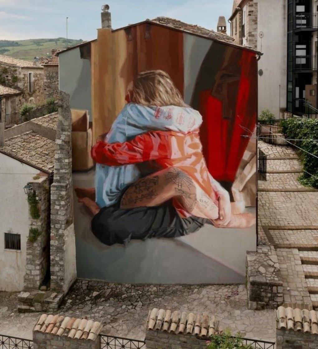 'Hold' by English Helen Bur for CVTá Street Fest 2023 in Civitacampomarano, Italy #helenbur #lamolinastreetart | photo by Ian Cox via artist