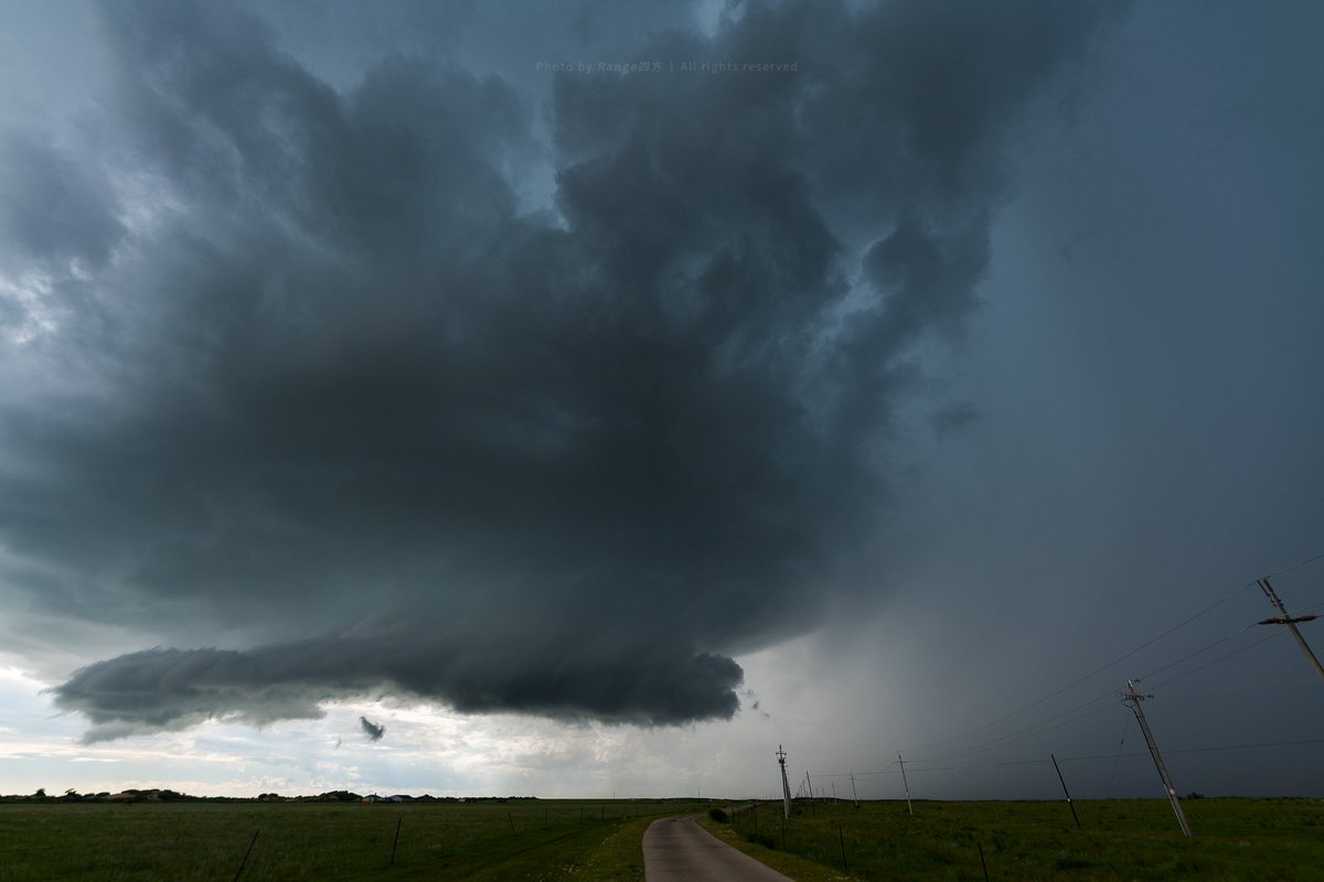 YijingLiu7's tweet photo. This is a developing supercell thunderstorm at Hulun Buir city in northeast China,mesocyclone structure was distinct. At the last photo a cg lightning decented just less than 340m away! I got in my car as soon as possible after that... https://t.co/XfPAMiF0QV