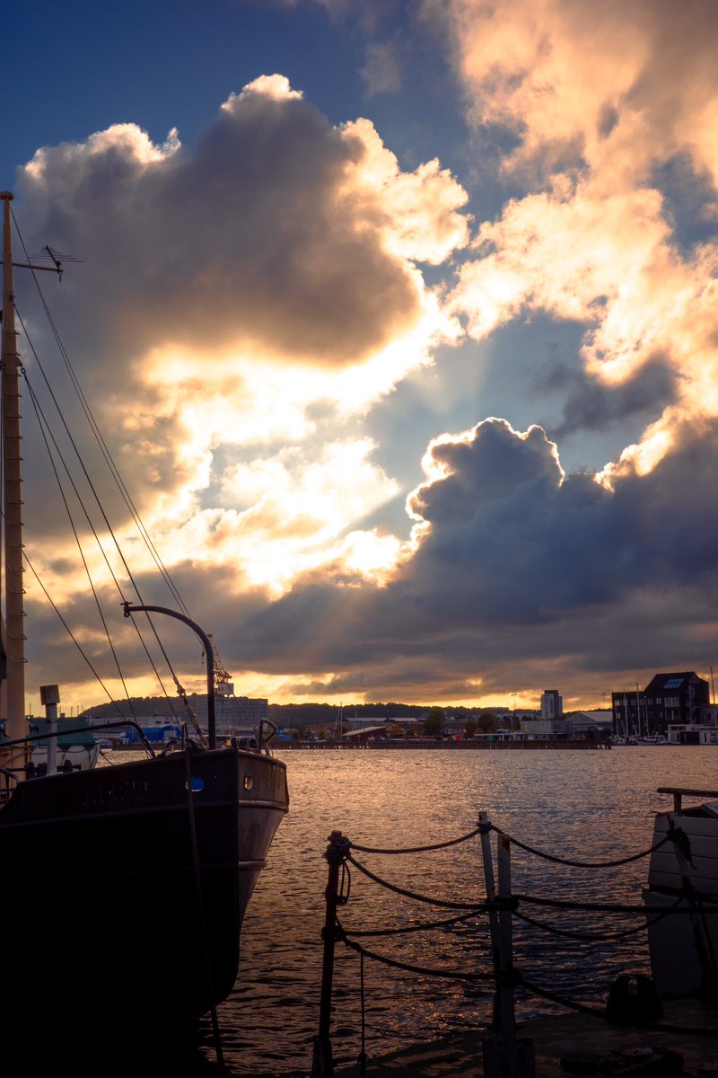 Stormy days bring beautiful skies 

#stormydays #beautifulskies #goldenskies #raysoflight #bythecoast #takeamoment #beautifulclouds #goldenlightphotography #ricohgr3x #gothenburg