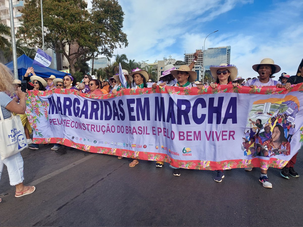 🌸🌼 Mulheres de todo Brasil marcham pela Esplanada dos Ministérios neste momento, na luta por seus direitos. Está é a 7ª edição da Marca das Margaridas. #MarchadasMargaridas #MarcoTemporalNão Vídeo: Adi Spezia/Cimi