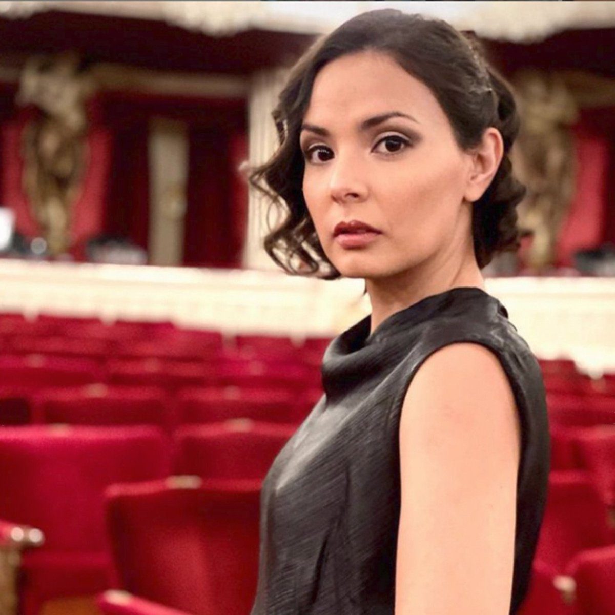 Matucana100's tweet image. Damos la bienvenida a la nueva Ministra de las Culturas, las Artes y el Patrimonio #CarolinaArredondo. La secretaria de Estado ha desarrollado su trabajo en el mundo de la Cultura como actriz, directora de teatro y gestora cultural.