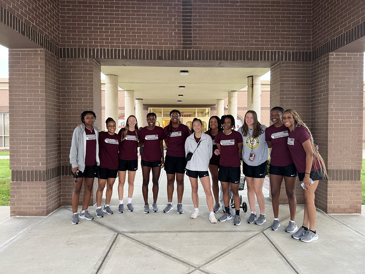 EKUWBB's tweet photo. Today we welcomed the students of Glenn Marshall back to school on their first day of classes! 🤓📚 https://t.co/5EnRyr78tS