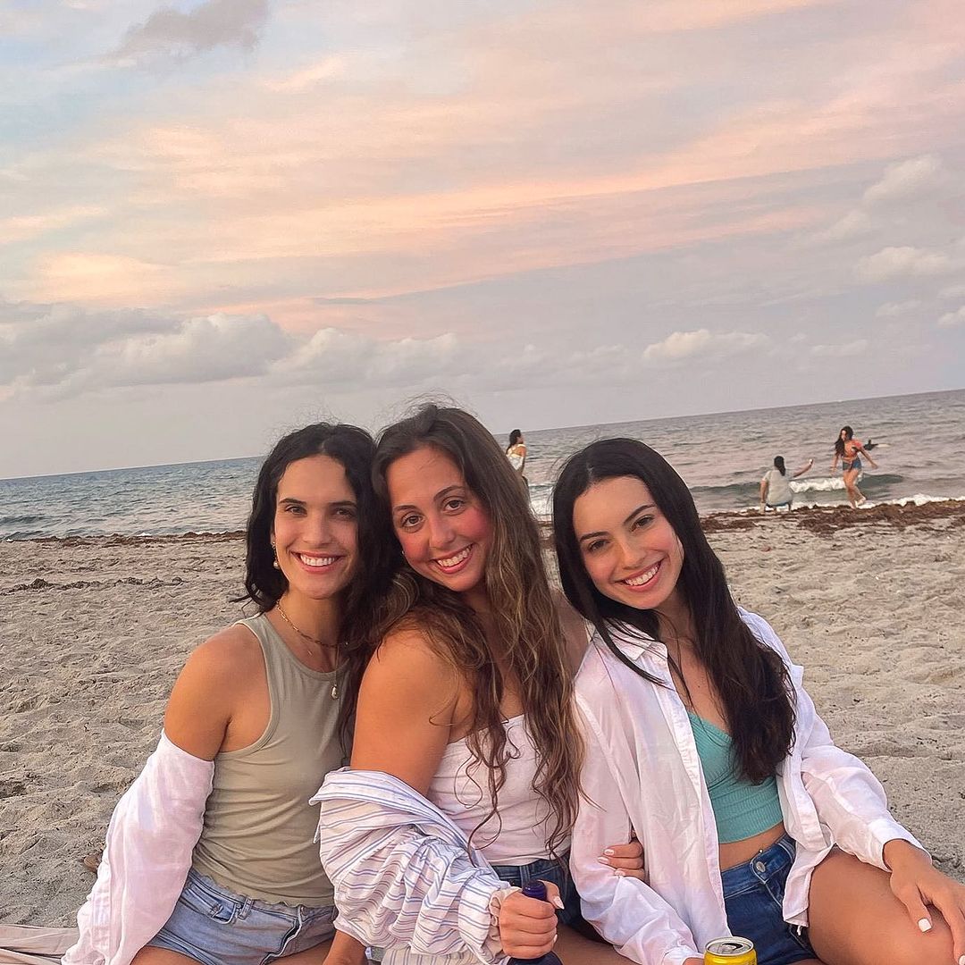 brooke_sause's tweet photo. living for these moments ♡

pre-save suburban daydreams: https://t.co/chWcI5w5z6 https://t.co/9iSNffact6