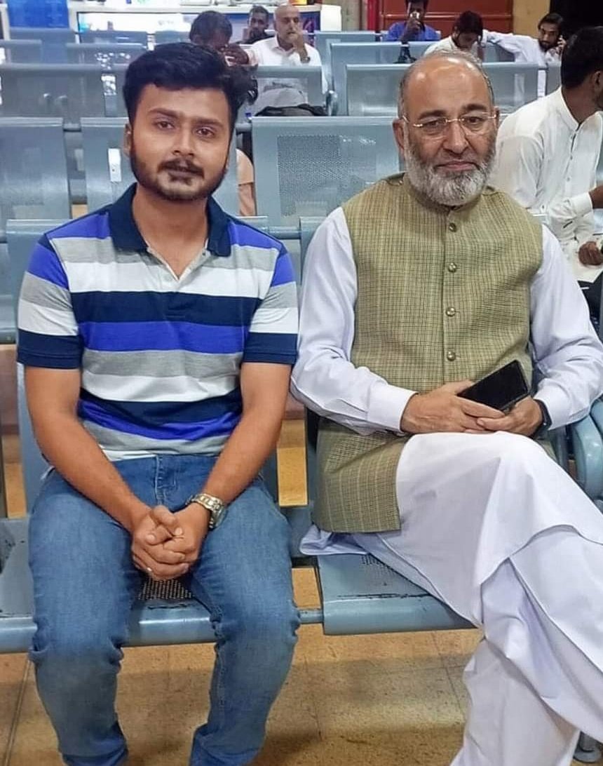 iTaimoorAhmed's tweet photo. Bilal Sheikh, Executive Member @JamiatPK & President @IJT_FUUAST had a meeting with @SenatorMushtaq at Karachi Airport.

FUUAST is facing severe maladministration with a fee hike of upto 60%.
Vacant post of VC since last few years.
Weary infrastructure.

@SenatorMushtaq assured to raise the issues at upcoming session of @SenatePakistan.
