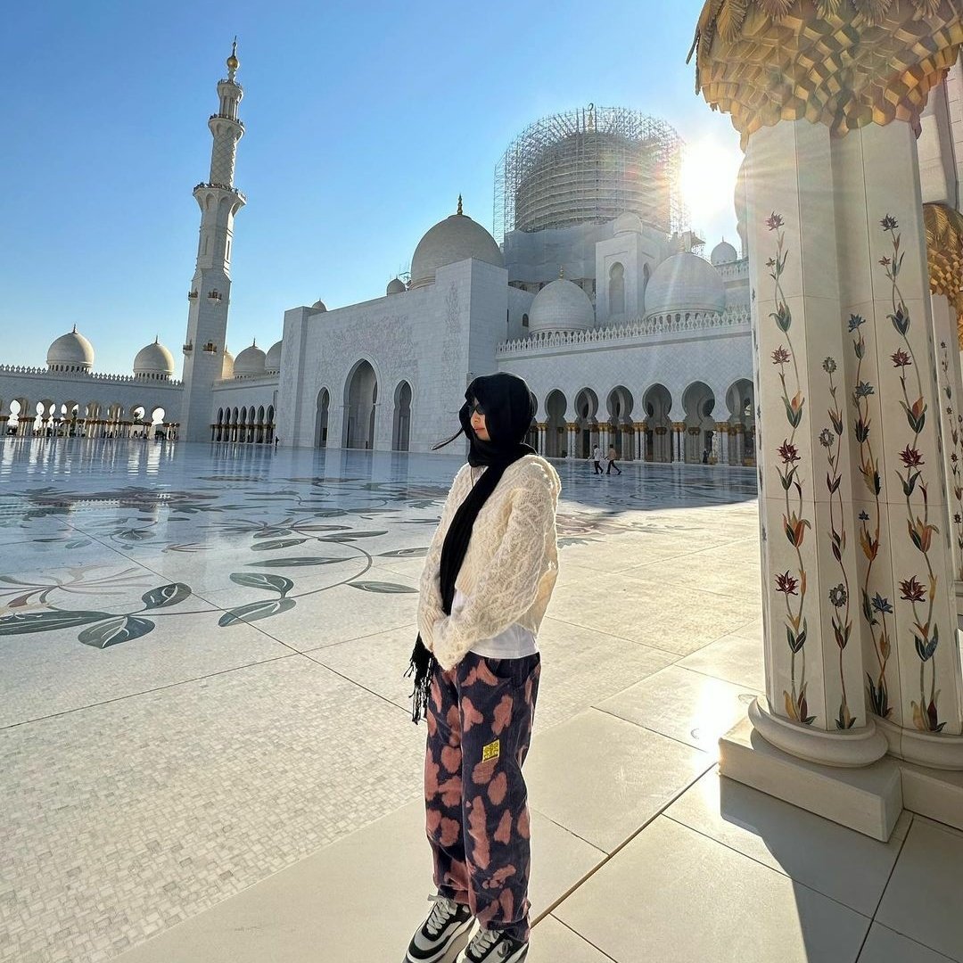 bponrepeat_1's tweet photo. Remember when jennie was in abu dhabi for their concert. She went to visit a mosque and she took hijab had covered her head and entire body? https://t.co/xD6aUP9bKm