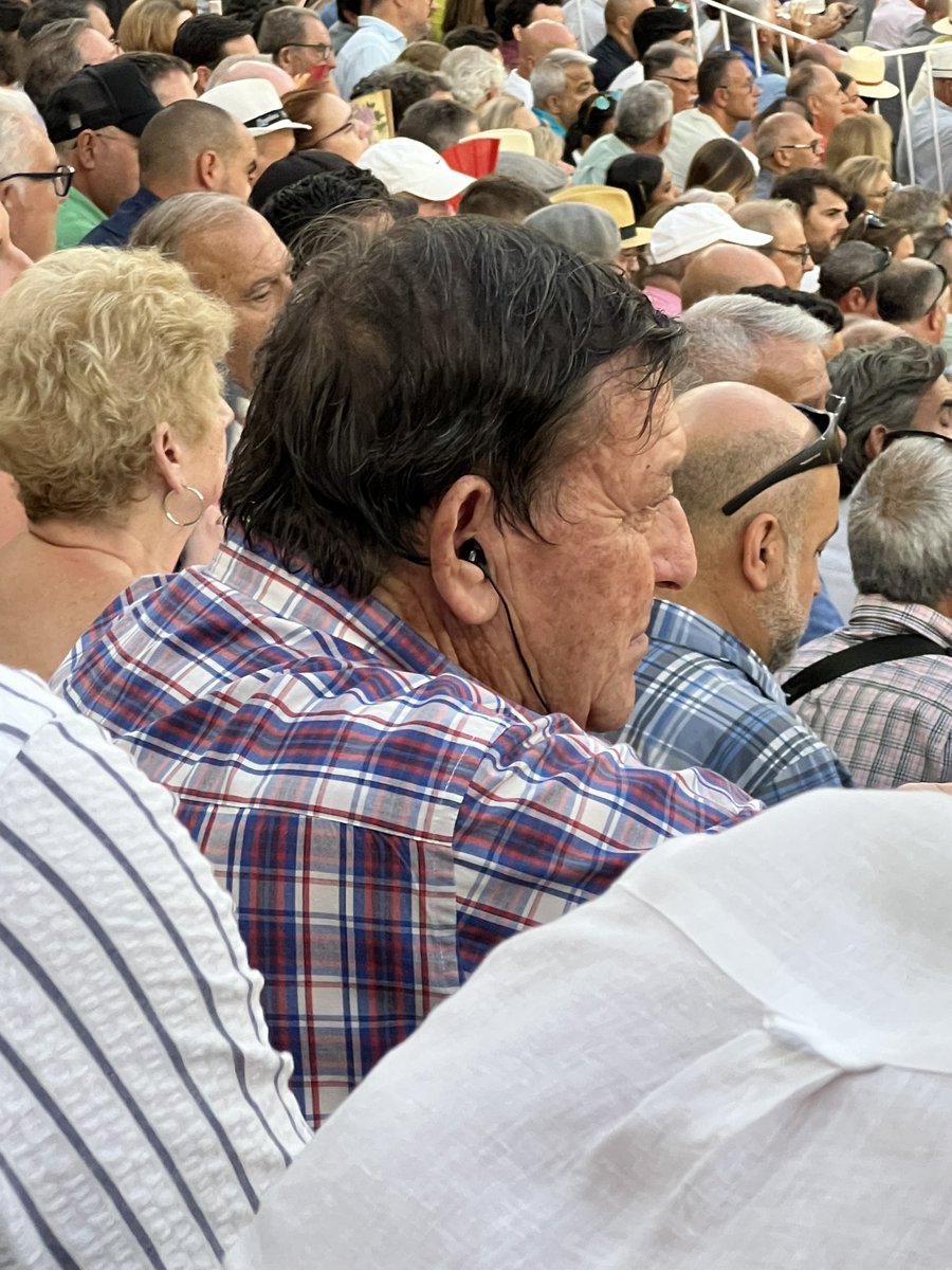 En la Malagueta, se siguen viendo aficionados escuchando la radio en la plaza @carruseltaurino