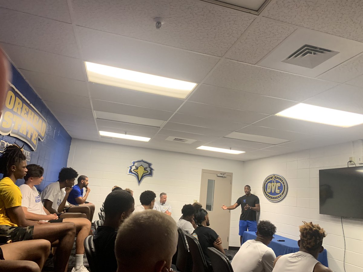 A big Thank You to former @OVCSports Champion, @MSUEaglesMBB alumni and current @lexkypolice officer, Leon Buchanan for stopping by and giving insight to his experience in the program and life after basketball!! 🦅 #Family