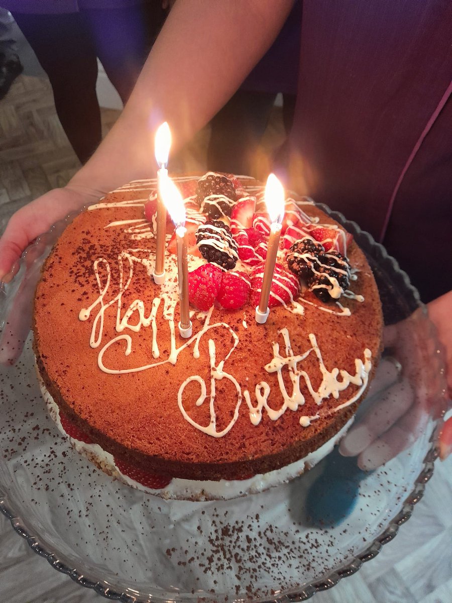 BorrageHouse's tweet photo. Happy birthday Norman from us all ❤️💐🎊🎁🎂🍰😘 @AnchorLaterLife #wednesdaythought #happy #birthday @RachelDoddSmit2 @StarFabricCare @SweetShotSnaps #cake #Smile #snapchat https://t.co/tOnwVnHmFn