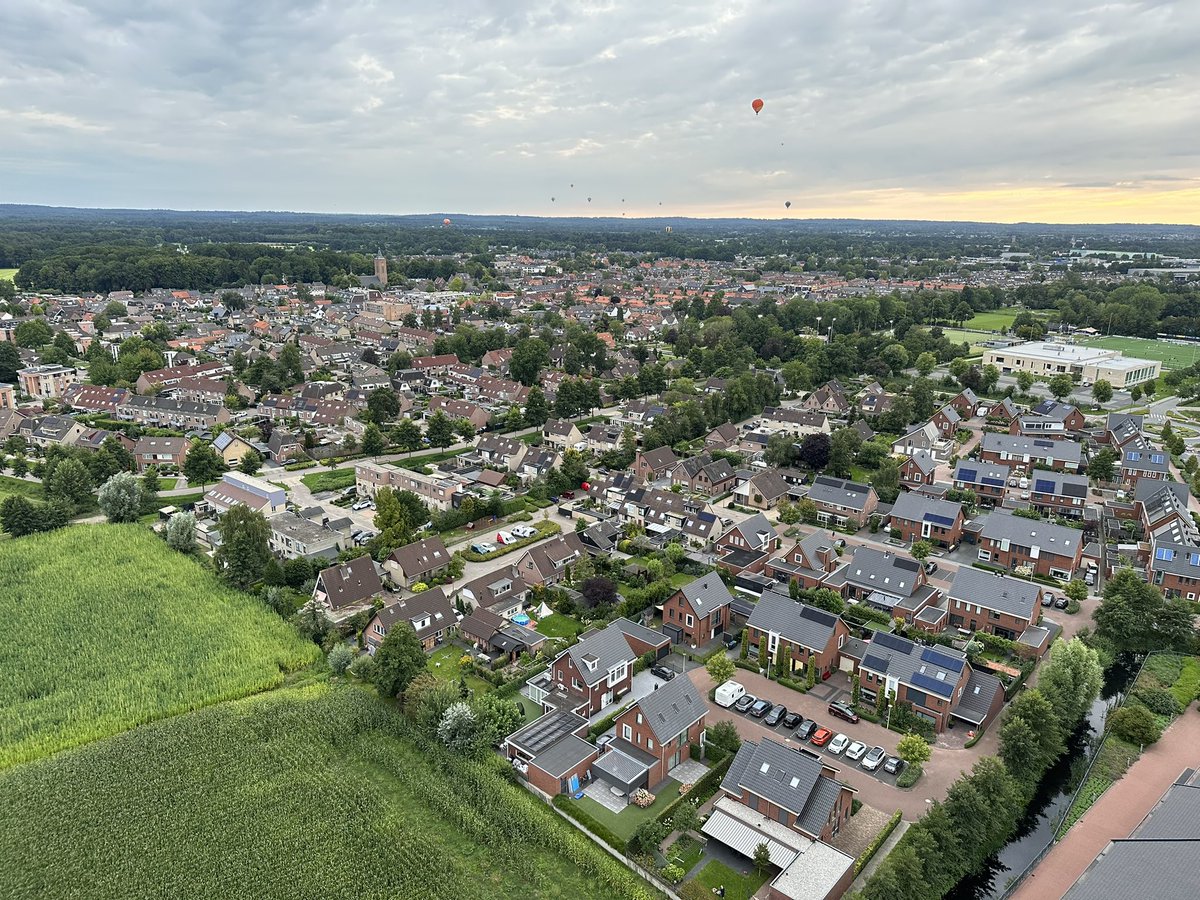 RikBronkhorst's tweet photo. Prachtige avond gehad als verslaggever op het #Ballonfiësta in #Barneveld. Als kers op de taart met collega @teunvanderpoel een privévaart gemaakt met de amicale Belgische piloot Kris, die voor het eerst vanuit Barneveld vaart. @OmroepGLD https://t.co/x7N2xfVx3w