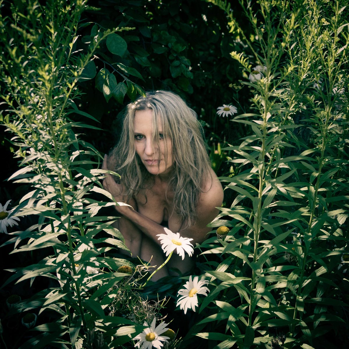 BrookesPics's tweet image. Garden muse - Somerset - Summer 2023 #muselife #artistsmodel #lifemodel