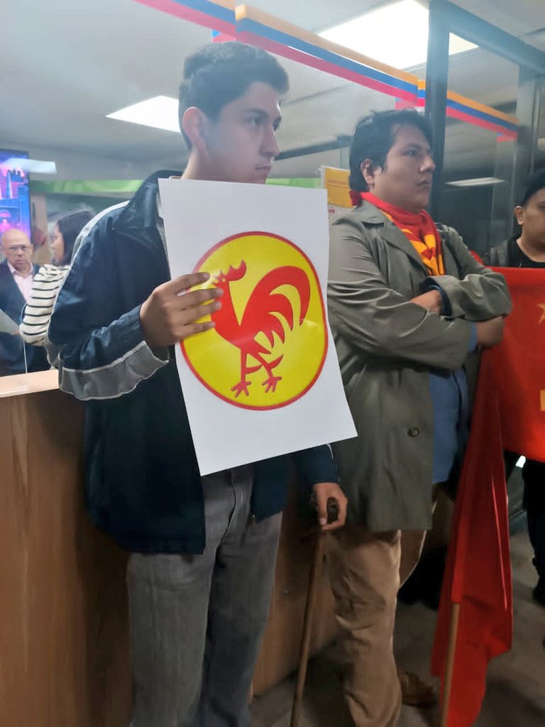 _TribunaPopular's tweet photo. #ULTIMAHORA Comunistas toman embajada de Venezuela en México en rechazo al asalto judicial al Partido Comunista de Venezuela 

📰 Más información aquí
https://t.co/byhpxmm8zv https://t.co/LBspb4WQM9