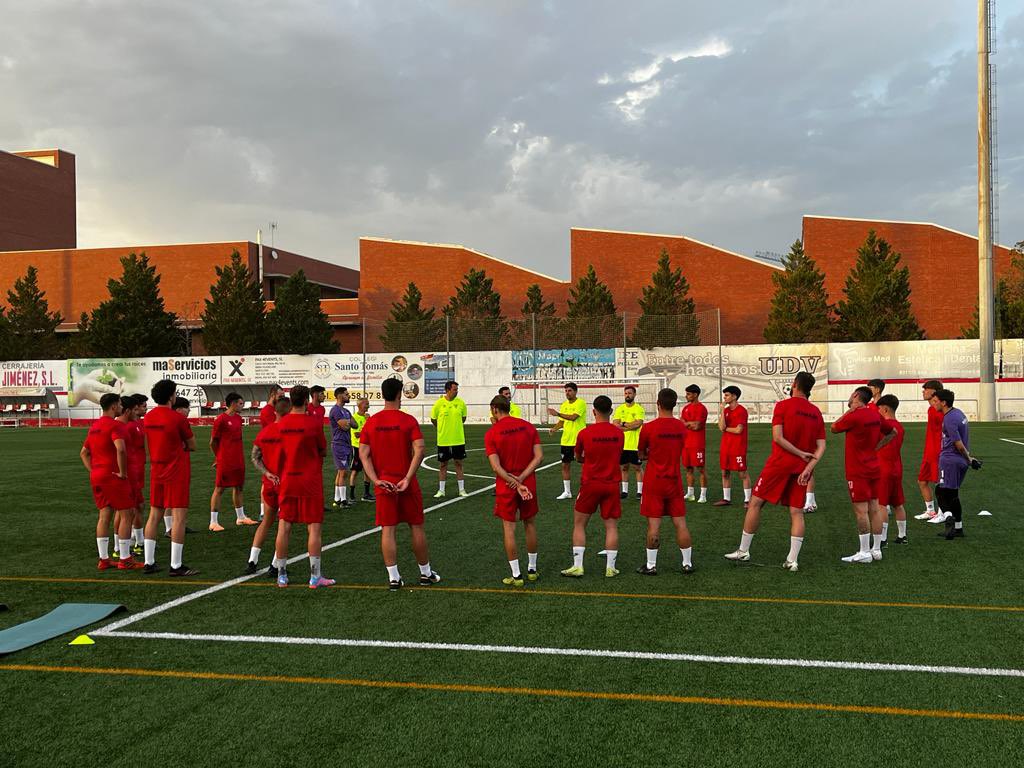 UD_Viladecans's tweet photo. Primer equipo|🔴⚪️ TEMPORADA 23/24

🛑¡Se acabaron las vacaciones! 

➡️Nuestro primer equipo arranca los entrenamientos de una ilusionante temporada.

¡A por todas chicos!💪🏻 https://t.co/E5sjgtnLSN