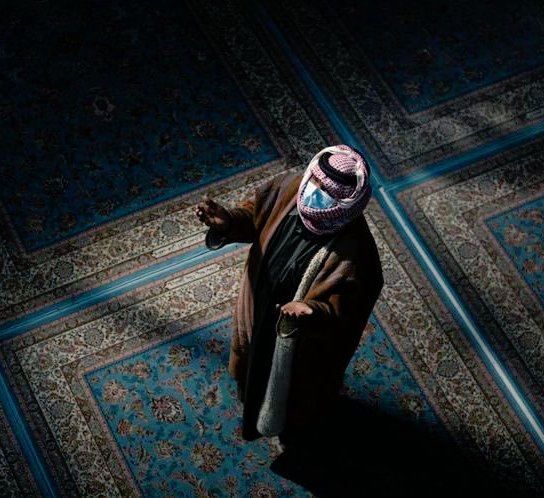 "وإذا وقَفْتَ أمـامَ هَمِّكَ حـائراً
فارفعْ يديـكَ وناجِهِ .. سيُجِيبُ" I 🤍