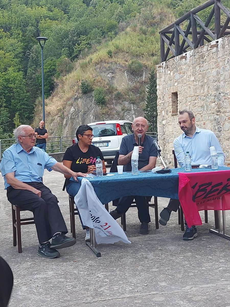 Maddas28's tweet photo. Una bella serata a San Giorgio Lucano per la presentazione del libro di @donmarcelloc 'Dio ha le mani sporche' insieme a @paoloborrometi e @LiberaBasilicat . https://t.co/5Kfs2uWJ6e