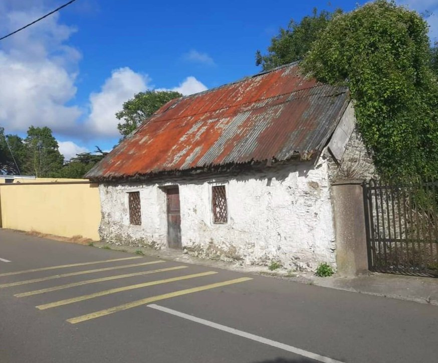 Kinsale, Co Cork
Just a little roadside house, still fighting the good fight, before its inevitable demise.

Among the many wonderful attributes the house can boast are the historic layers of thatch, still visible beneath the tin roof

#HeritageWeek2023 #cork #vernacular #Ireland