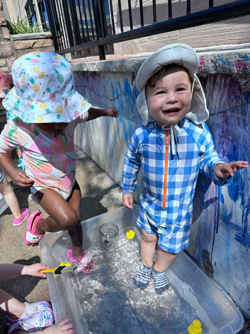 Splashing, pouring, scrubbing, and stirring… children have been enjoying water play at school! ☀️💦 Water play supports sensory development in young children and helps everyone stay cool! #reggioemilia