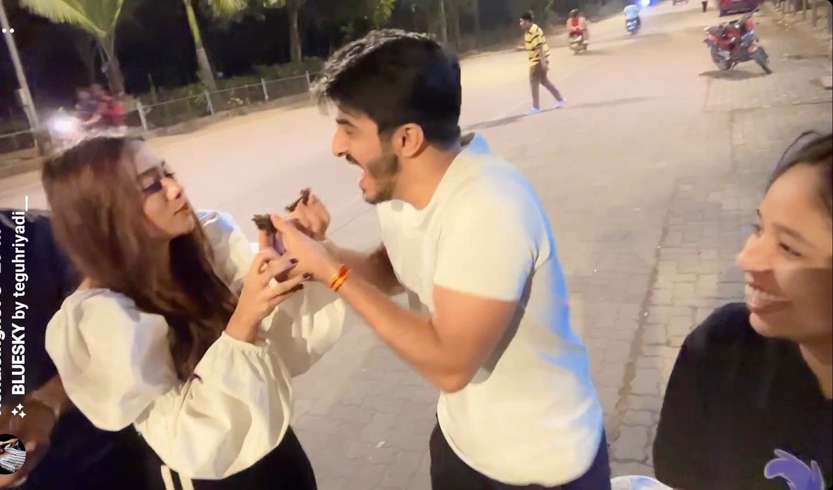 dilberkhandhad1's tweet photo. So happy to see @ItsManishaRani you are so grounded

This frd of yours vishal has really supported you so much

You could have gone to palak party also but you are with your frds who must have been with you b4 BB also

Stay like this nice n sweet n grounded https://t.co/dV4Jy7Gvs2