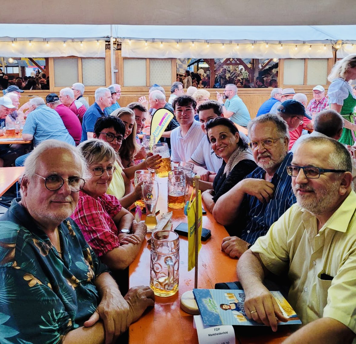 FdpPfeffer's tweet photo. Mal wieder sehr gerne Unterstützung für den Freund und Direktkandidat aus Main Spessart gegeben.
Wichtig ist präsent zu sein.
Es war mir eine Ehre lieber Simon, heute Abend auf dem Volksfest in  Marktheidenfeld zu sein. #servuszukunft #gepfeffert #mitpfeffernachmünchen_fürDICH https://t.co/41steTxNrK