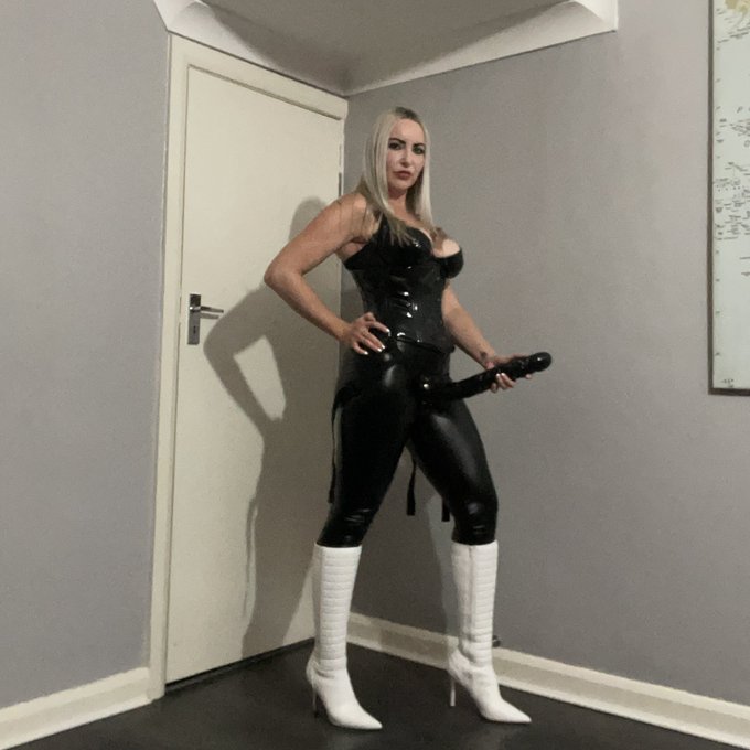 Ooh exciting! New toy! 12 inch strap on.  Who&rsquo;s up for it? https://t.co/uvymYyVkmp<a href="/tag/dominatrix"class="tags"><span>#dominatrix</span></a><a href="/tag/mistress"class="tags"><span>#mistress</span></a><a href="/tag/facesitting"class="tags"><span>#facesitting</span></a>