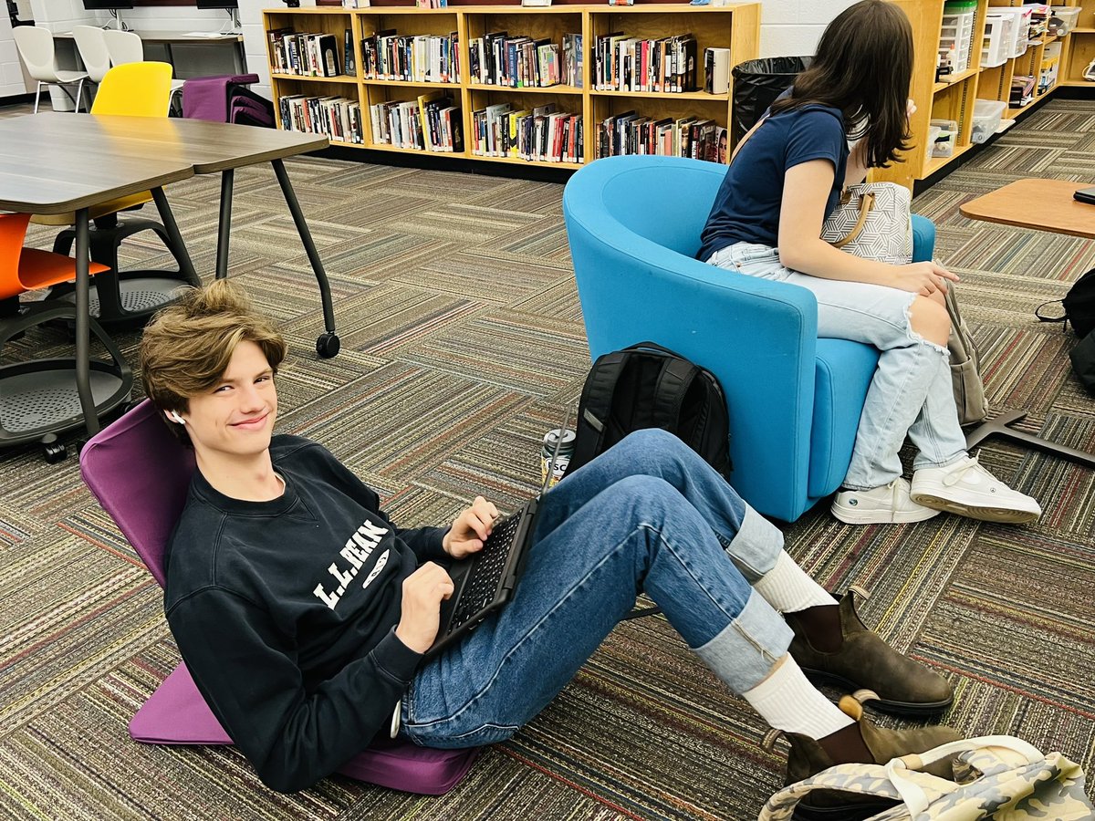 OverIntheLib's tweet image. Students are loving our new flexible seating in the library! Come try one out! #backjackchairs