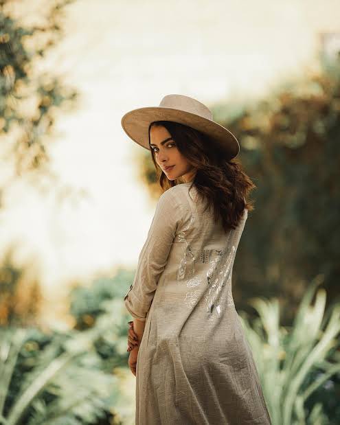 ¡Soy de otro cuento!
no conozco el país de las maravillas, 
ni tengo la belleza de Blancanieves,
tampoco el pelo largo de Rapunzel...
¡no canto como la sirenita!.

Yo vengo de otro lugar,
¡soy de otro cuento!...
Uno ¡llamado realidad!