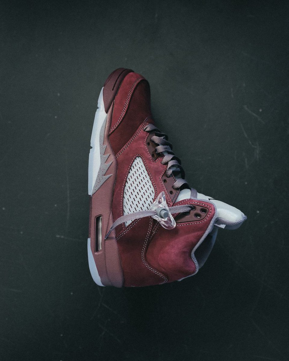 JustFreshKicks's tweet image. Air Jordan 5 SE "Burgundy" Releasing August 29th 🍷 bit.ly/3E1Kq18