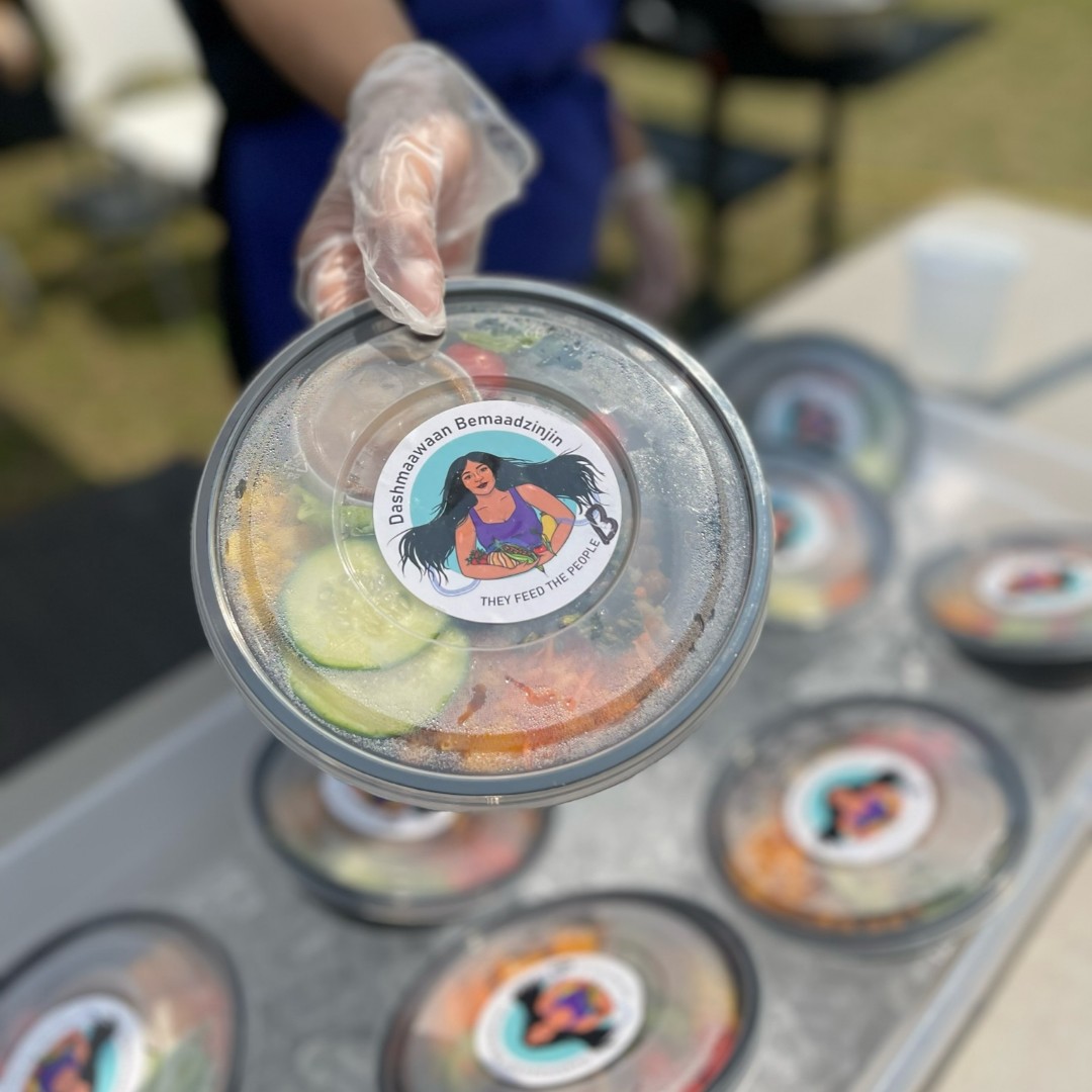 cityoftoronto's tweet photo. ☀️ Visit the weekly Indigenous Food Market by Dashmaawaan Bemaadzinjin at Fort York! Celebrate Indigenous foodways, performers and arts vendors. Every Thursday from 3:30 to 7 p.m. at Fort York until Sept 28. https://t.co/yT2jzNfKOs https://t.co/CcUMBsG4it