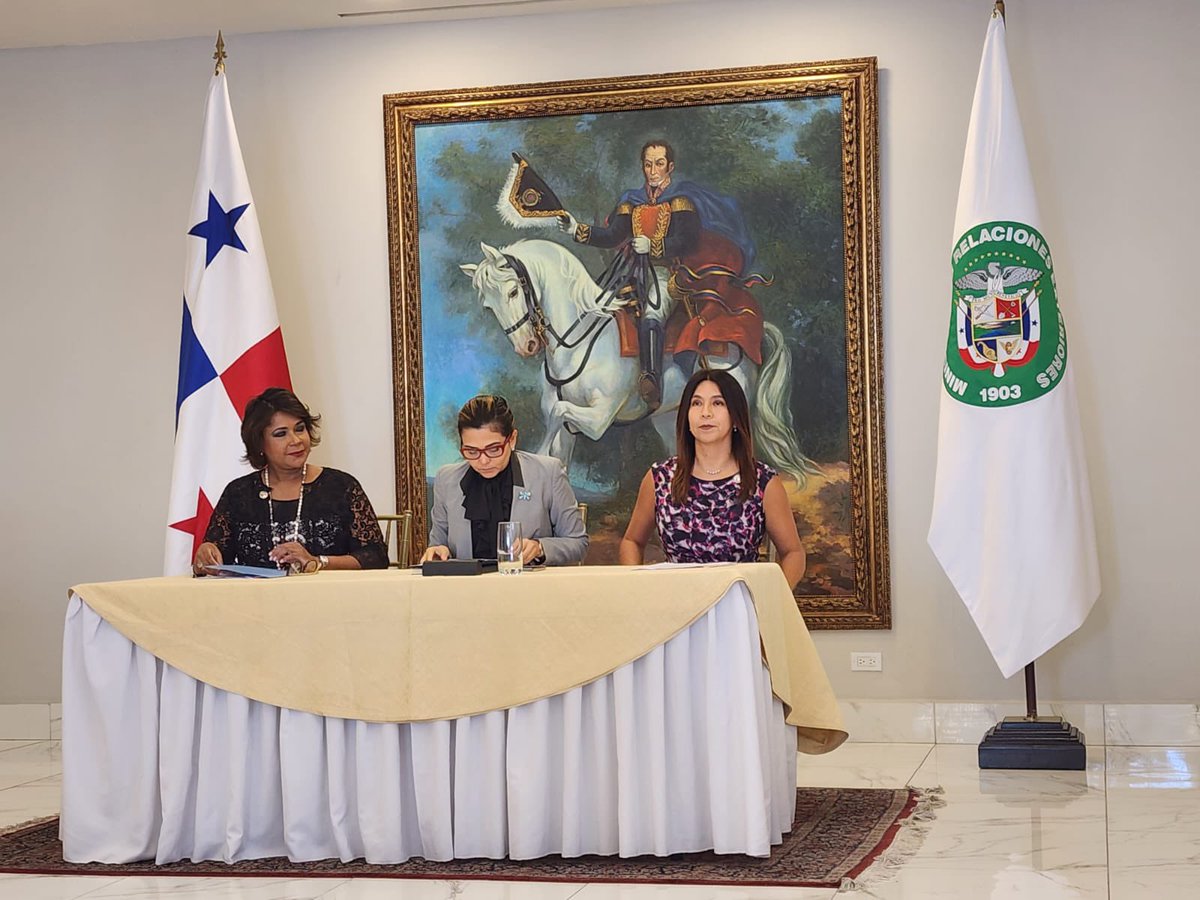 AmiciPty's tweet photo. En dicha juramentación estuvo presente la canciller de Panamá, S.E. Janaina Tewaney Mencomo. https://t.co/WjzPA8MQWD