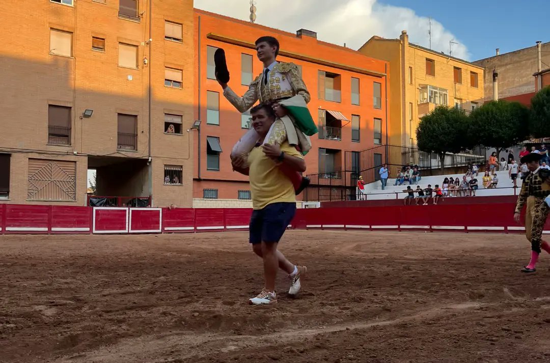 📍Este fin de semana Aarón Palacio (@aaronpaalacio) cortó dos orejas en una plaza muy importante como Dax y llena a rebosar.

📍Y hoy en Navarrete, Fran Fernando (<a href="/franfernando_/">Fran Fernando</a>) ha demostrado el gran torero que es cortando tres orejas de peso, dando un nuevo golpe en la mesa.