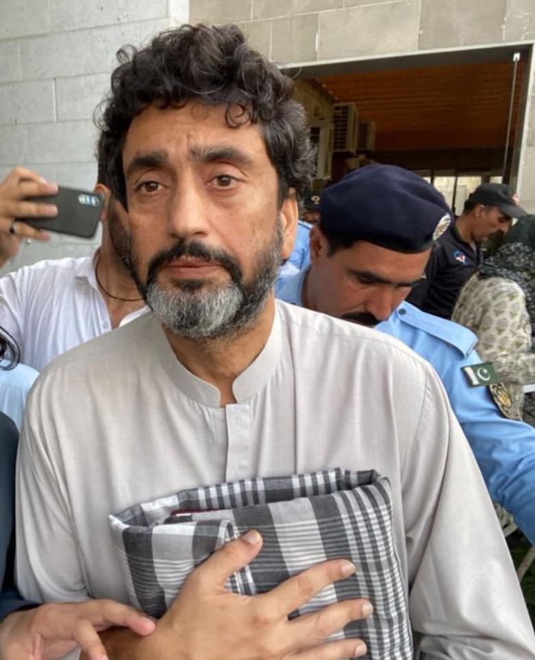 ReadinWakil's tweet photo. تشدد سے ڈر کر پریس کانفرنس کرنیوالوں کو تاریخ یاد نہیں رکھتی بلکہ 
ڈٹ ۰۰۰ جانیوالوں کو یاد رکھتی ہے، 
مرد مجاہد کو بالاآخر رہائی ملی ۰۰۰۰
شکر الحمداللّہ 💐
@ShehryarAfridi1 https://t.co/sNRVyFQJKj