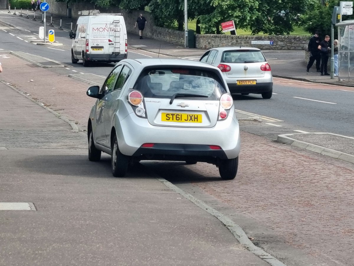 dodemit1's tweet photo. @JarlathFlynn @CllrScottArthur @david_mccraw @SpokesLothian @SustransScot @blackfordsafer1 This is the Gilmerton road with a segregated cycle lane it doesn't stop them so why would a white line https://t.co/n9lKXjpQJd
