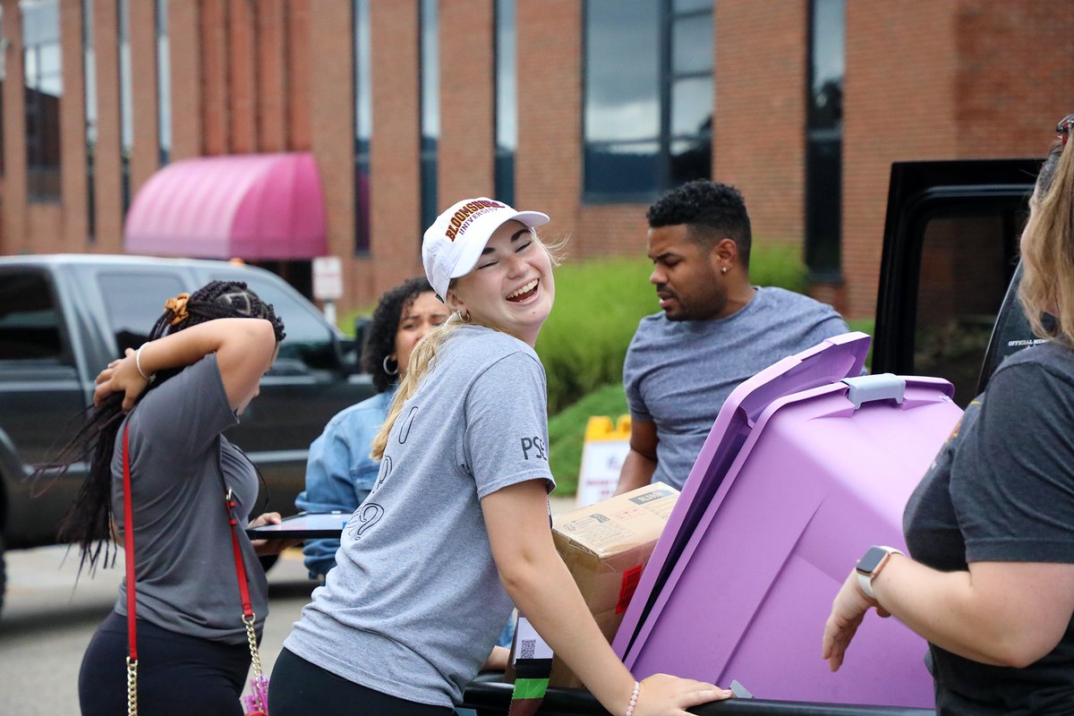 BloomsburgU's tweet photo. And ... it officially begins! 🎒💼📦🐾 #HuskyLife #BloomOnward #MoveIn #BUClass2027 #college 

📸➡️ https://t.co/bo3H2MOR8O https://t.co/QDT0JxExwC