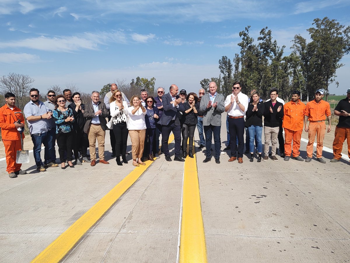 marcelewan's tweet photo. Por último inauguramos la pavimentación de la ruta 49-S entre #SanJorge y #LasPetacas. Más conectividad es más trabajo, más producción y más desarrollo. https://t.co/lx92mhLYh9