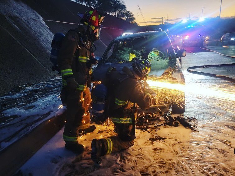 NorthwestFire's tweet photo. ENG 333 responded to a car fire last week and were able to quickly extinguish the flames.

Whether responding to fires, EMS calls, technical rescues, or a hazmat response, we are always ready to #savelives #protectproperty and #careforourcommunity.

(Video in 3x speed) https://t.co/l5W2U7vB91