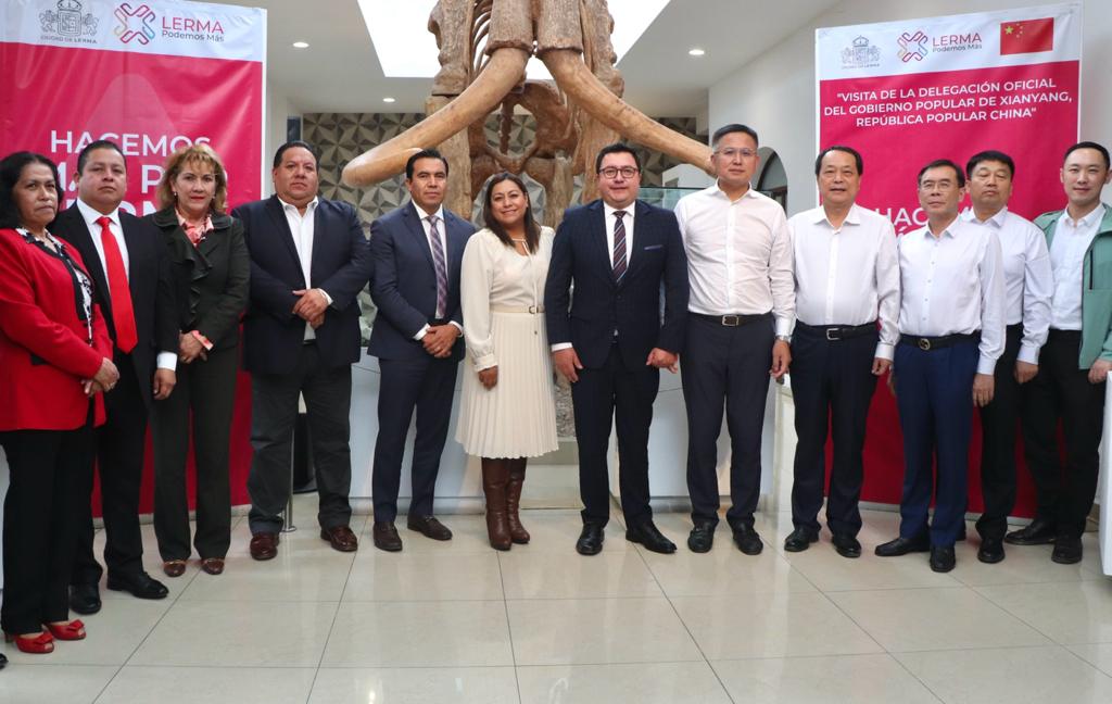 LermaMex's tweet photo. El presidente municipal Lic. @miguelarponce en compañía de la presidenta del @DIF_Lerma Lic. @MaryMote_Oficia recibieron la visita de la Delegación oficial del Gobierno Popular de Xianyang de la República de China, para promover el intercambio cultural y económico.
#MásPorLerma https://t.co/CavFmFN7Ge