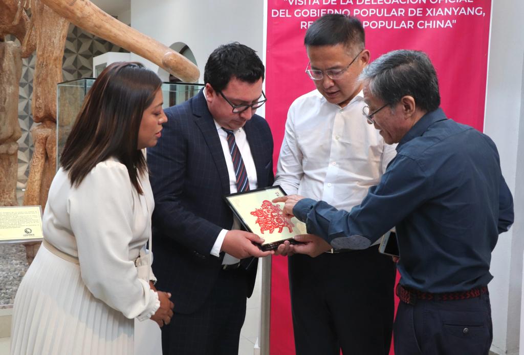 LermaMex's tweet photo. El presidente municipal Lic. @miguelarponce en compañía de la presidenta del @DIF_Lerma Lic. @MaryMote_Oficia recibieron la visita de la Delegación oficial del Gobierno Popular de Xianyang de la República de China, para promover el intercambio cultural y económico.
#MásPorLerma https://t.co/CavFmFN7Ge