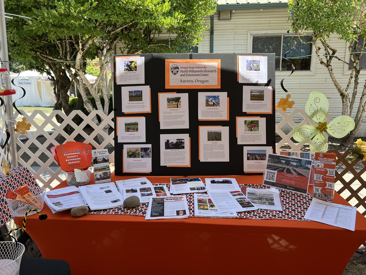 calstrawberries's tweet photo. Volunteering with @OSUExtClackamas at @clackamascounty Fair in Canby with Buffy, Stephanie, and Peter! #NWREC #Public #outreach https://t.co/CotDuIHYlV