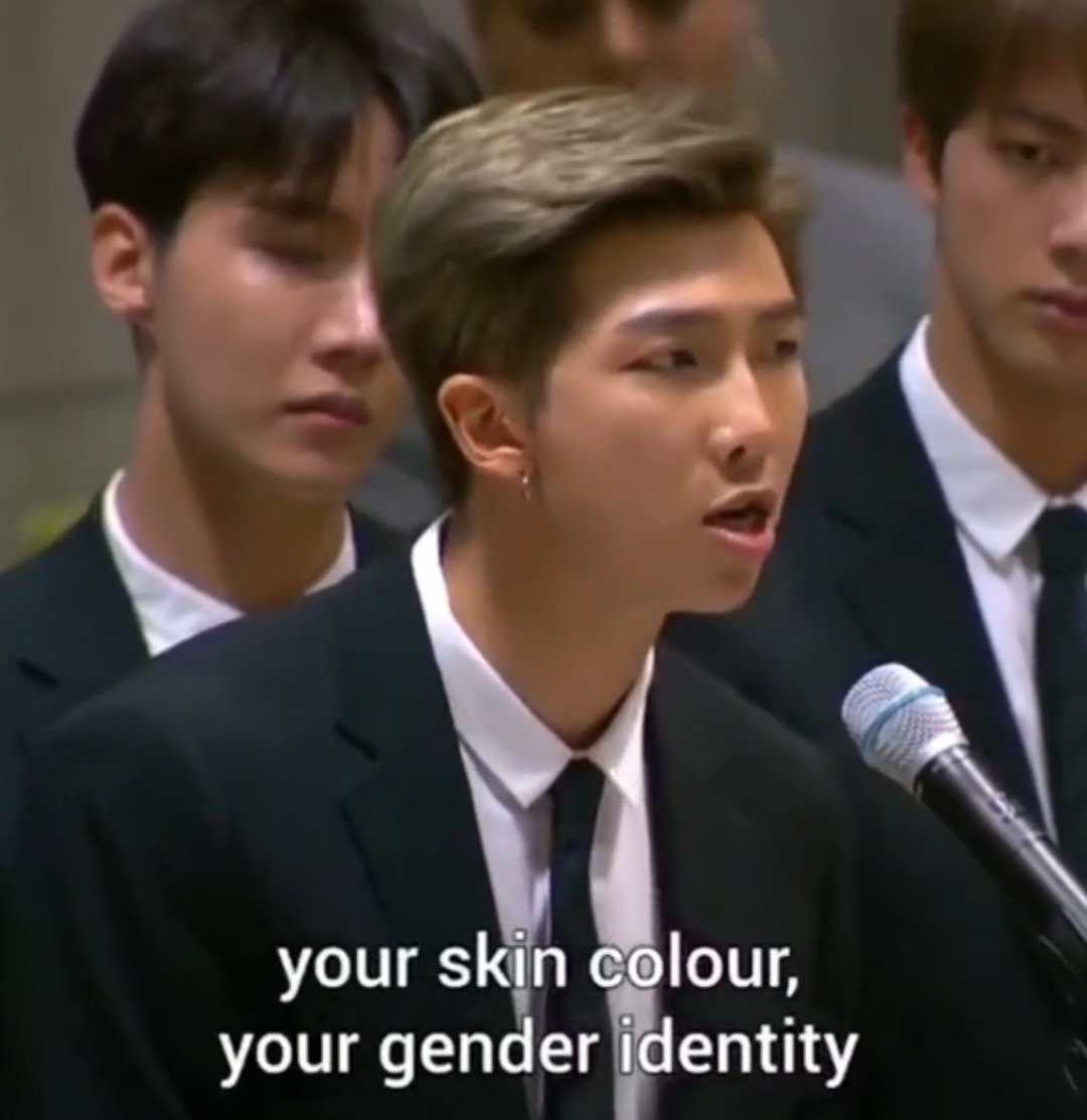 namjoonii89's tweet photo. نامجون در سخنرانی سازمان ملل در سال 2018 به هویت جنسیتی اشاره کرد که مهم نیست جنسیتت چیه راجب خودت صحبت کن https://t.co/Ed0qZ9O4Wt