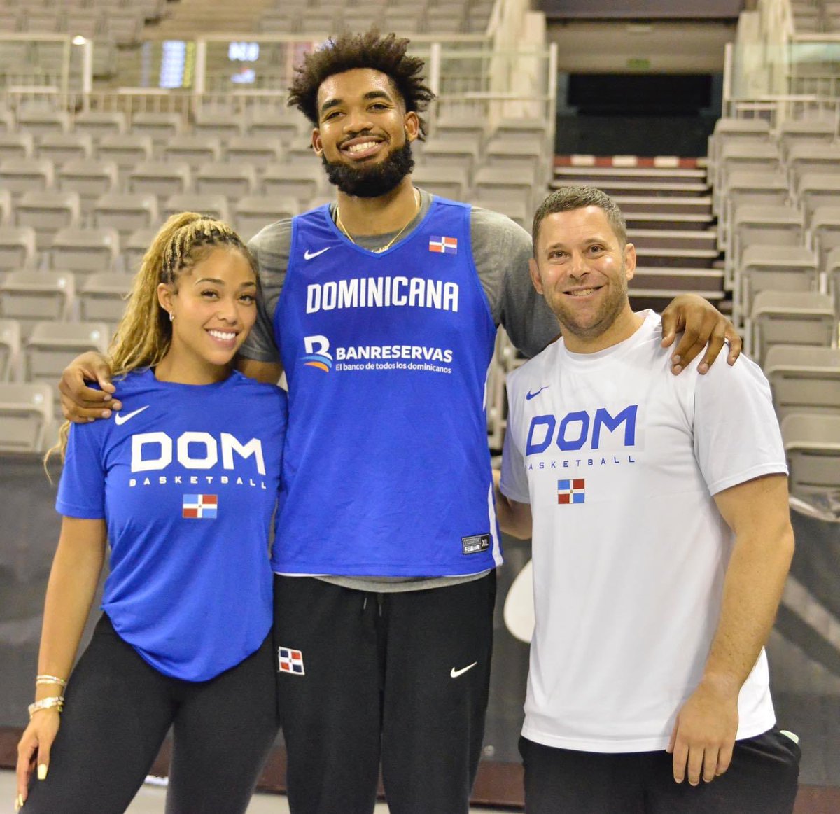 domingonunezjr's tweet image. 🇩🇴 @karltowns junto a su novia @jordynwoods y su preparador físico personal, Jesse Geffon. 💪🏀 #Granada #España.