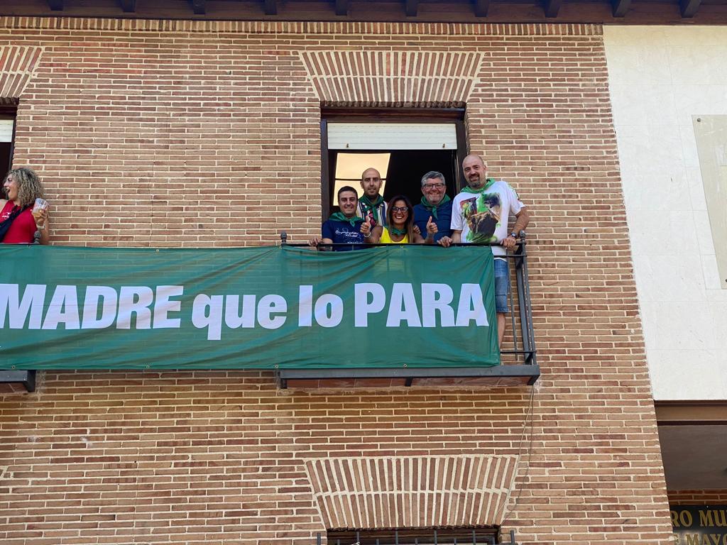 🟢 Feria de Agosto de #Marchamalo, en su pregón a cargo de la Peña 'La Revolución, chupinazo y posterior pasacalles.

¡De Marchamalo y flojo ... no hay madre que lo para!