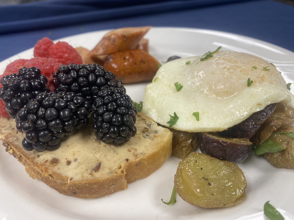 ChefChrisRajner's tweet image. We treated our @LakesOfSylvania #AdvisoryBoard members to a delicious breakfast! Potato &amp;amp; Arugula Hash topped with a medium Egg, Chicken Sausage w/Bourbon and Apple, and Whole Grain Toast topped with a Honey-Fig Mascarpone #Delicious #TheTrilogyDifference #TrilogyChefsRock